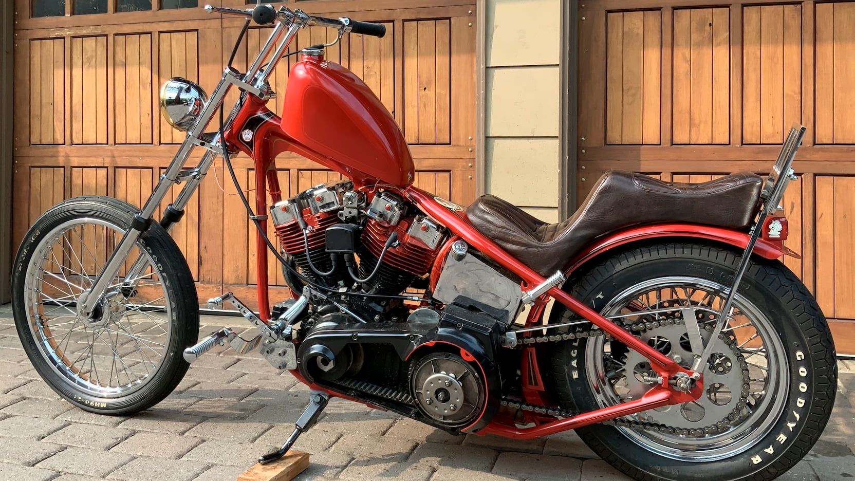 Harley Chopper personalizada roja.
