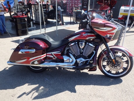 Victory Motorcycles Vctory Magnum en Ness Midnight Cherry